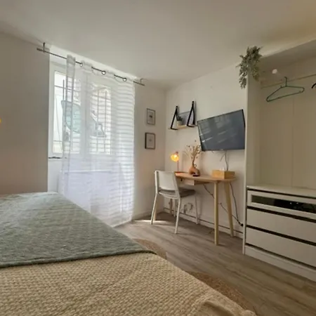Charming For Two In The Heart Of Lägenhet *